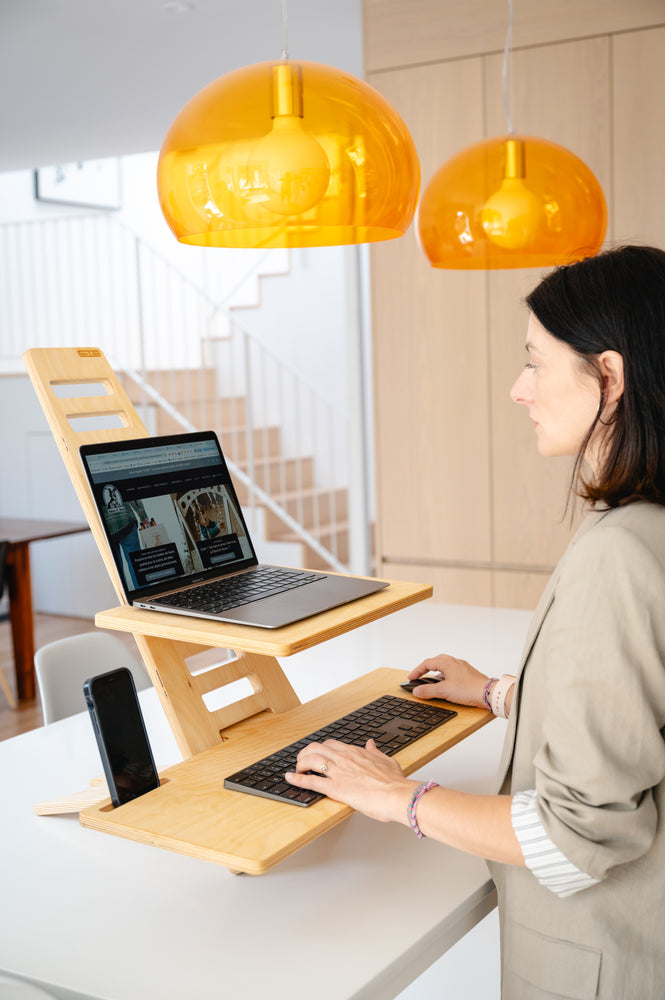 
                  
                    station de travail assis-debout, le standing desk fabriqué au Québec. Parfait pour l'ergonomie au bureau en télétravail, une solution économique
                  
                