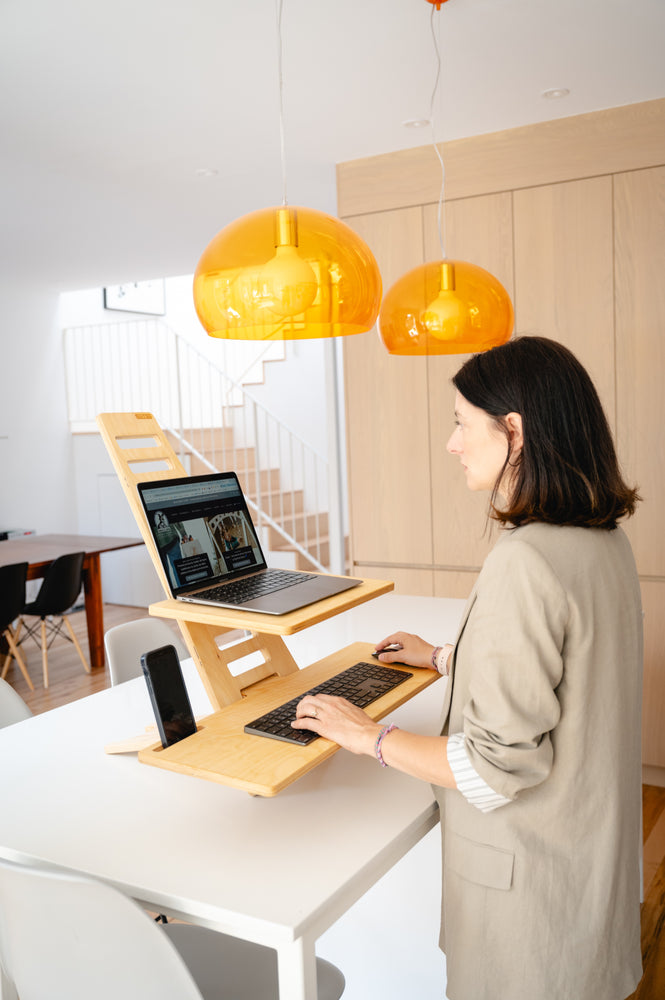 
                  
                    station de travail assis-debout, le standing desk fabriqué au Québec. Parfait pour l'ergonomie au bureau en télétravail, une solution économique
                  
                